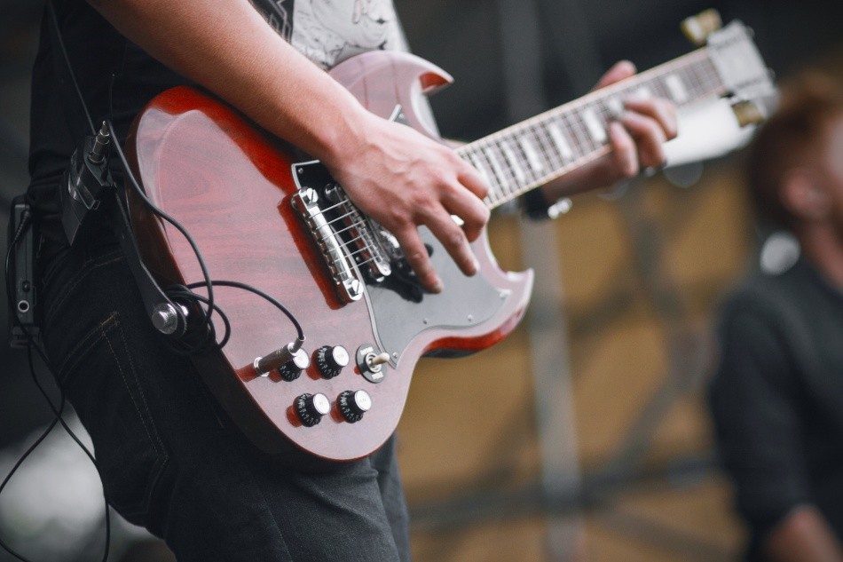 E-Gitarrenspieler auf der Bühne - Was tun wenn der Verstärker brummt 