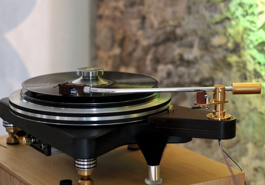 High-end turntable - Perfect sound in the living room