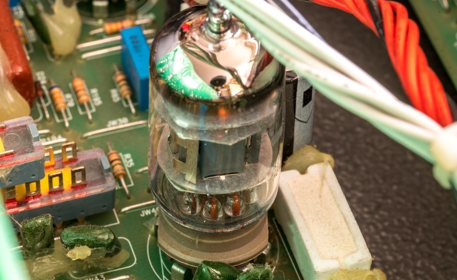 Amplifier tube installation on a circuit board