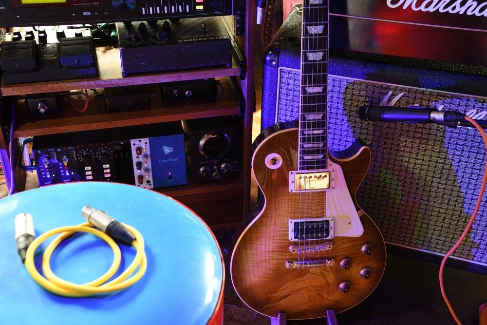 Electric guitar and various amplifiers - guitar amp settings