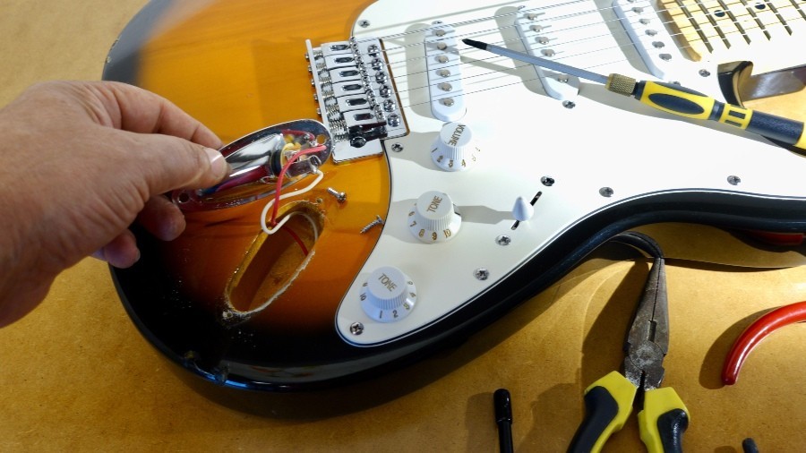 Guitar, disassembled - When the guitar amplifier is rustling or crackling