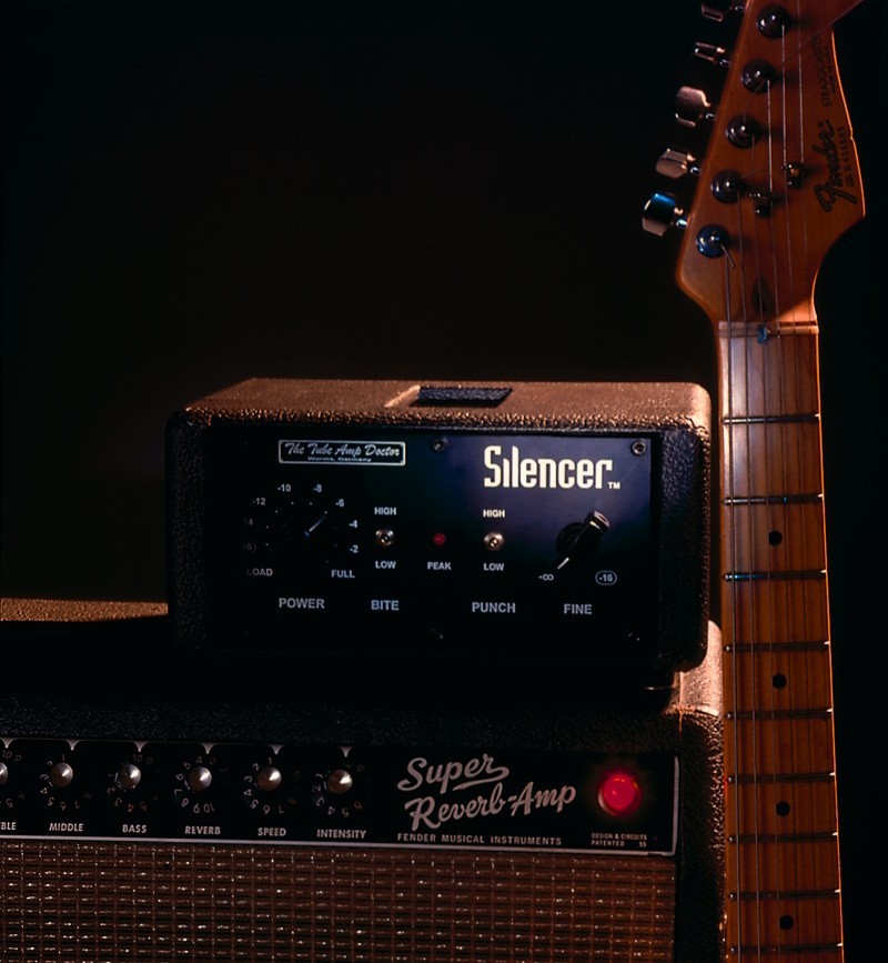 TAD Silencer Attenuator mit 1965 Fender Super Reverb Amp und Fender Stratocaster Gitarre